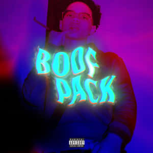 在紫藍色背景上，帶有發光霓虹文字「BOOF PACK」的吸煙人物。