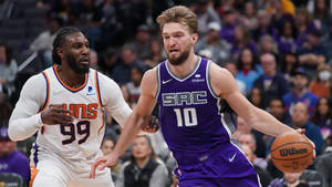 NBA籃球運動員在比賽中背景有觀眾。