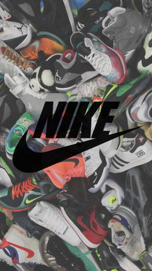 密集的彩色Nike運動鞋收藏，品牌標誌突出顯示。