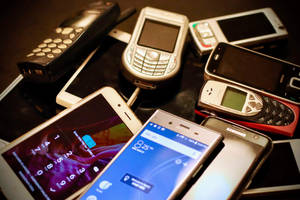 在深色表面上的復古和現代手機收藏。 — Nokia 壁紙