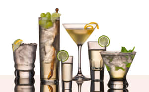 六款冰凍雞尾酒配以青檸和薄荷裝飾，置於反光表面上。
