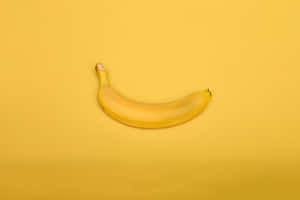 黃色背景上的成熟香蕉 — MacBook Pro M4 壁紙