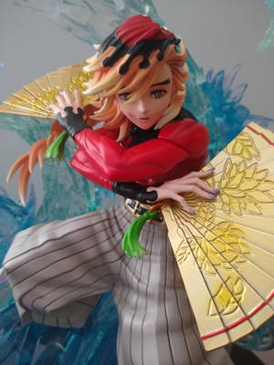 橙色頭髮嘅動漫人偶，喺藍色水晶背景下手持金色扇子。