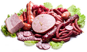雜錦醃製肉類和香腸拼盤，以生菜裝飾。