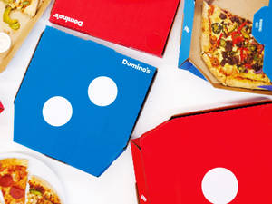 Domino's薄餅盒連同薄餅片和配料放在白色桌子上。 — 薄餅 壁紙