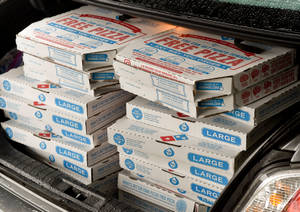 Domino's薄餅盒堆疊在汽車尾箱，準備送貨。