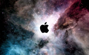 黑色Apple標誌漂浮在色彩繽紛的星空宇宙星雲中。
