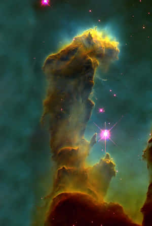 一座高聳的宇宙柱，在佈滿恆星的青綠星雲中散發著黃色和紫色的光芒。