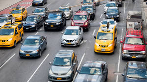 繁忙的城市街道，擠滿黃色出租車和其他汽車，交通擁擠。 — 道路 壁紙