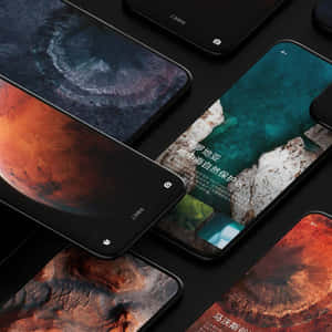 智能手機在深色表面上展示火星和海岸壁紙。 — Xiaomi 壁紙