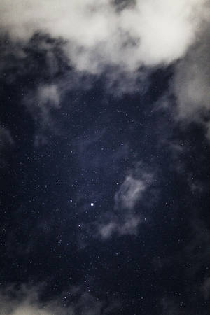 繁星點點的夜空，縷縷雲彩飄過天際。