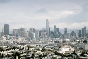 三藩市天際線，高樓大廈和住宅房屋在陰天之下。