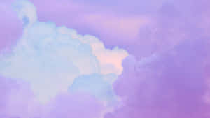 柔和的水彩天空中粉彩薰衣草和藍色雲朵。