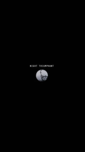 一輪發光的月亮，樹枝在黑色背景上形成剪影，並帶有文字 night triumphant。