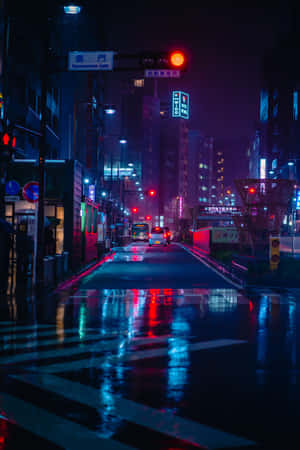 雨夜中霓虹燈閃爍的東京街道，潮濕路面上閃耀著反射光。 — Huawei MatePad 11.5 (2026) 壁紙