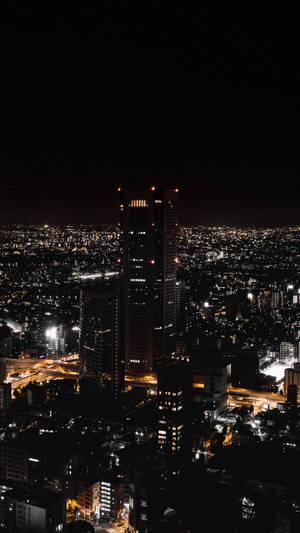 夜間城市景觀，下方有燈火通明的摩天大樓和街道。 — 夜景城市 壁紙