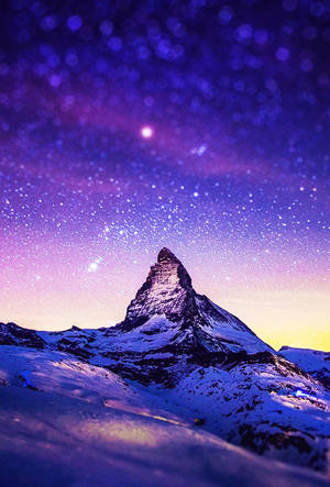 白雪覆蓋的山峰在繁星點點的紫色夜空和極光輝映下。