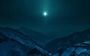在星空下沐浴在月光中的雪山。