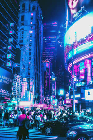 夜晚擁擠的城市街道，被發光的霓虹燈招牌和廣告牌照亮。 — 夜景城市 壁紙
