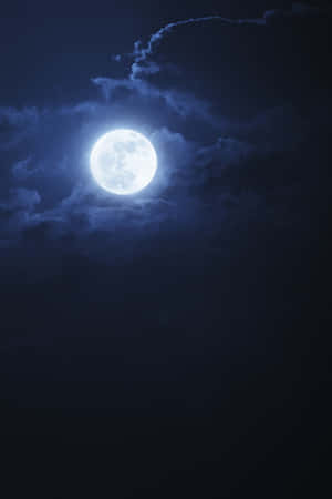 明亮的滿月在夜空中穿過烏雲閃耀。 — 夜空 壁紙