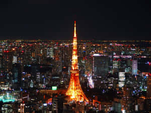 夜晚的東京塔，背景有城市燈光