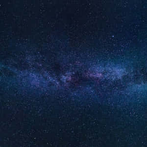 銀河系在漆黑的夜空中散發著紫色和藍色的星光。 — 星星 壁紙