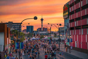 一群跑者在充滿活力的橙色日落中，背景是Stratosphere Tower。