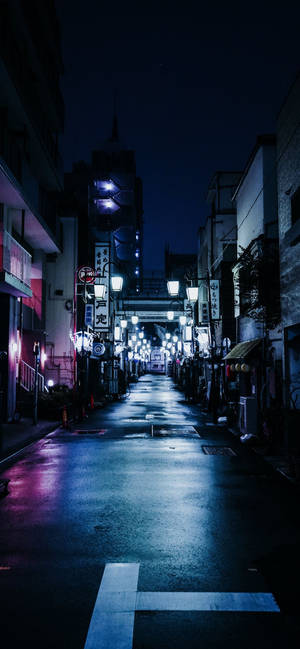 日本雨夜的街道，被發光的燈籠和霓虹燈招牌照亮。