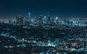 夜間城市景觀，摩天大樓和街道燈火通明。