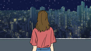 穿著粉紅色襯衫的人站在屋頂上，俯瞰星空下夜晚閃爍的城市。