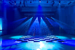 藍色燈光下的棋盤格地板舞台，帶有星光背景，適合表演。