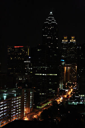 夜間城市天際線，建築物和街道燈光明亮。
