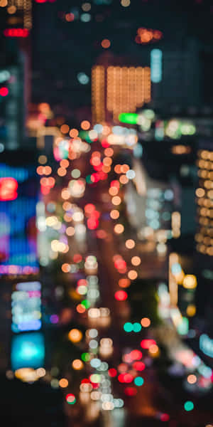 夜晚的城市燈光模糊成色彩繽紛的發光球體。 — Pixel 3 壁紙