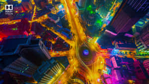 夜晚明亮照明的城市鳥瞰圖，發光的道路和摩天大樓。 — 2560x1440 壁紙