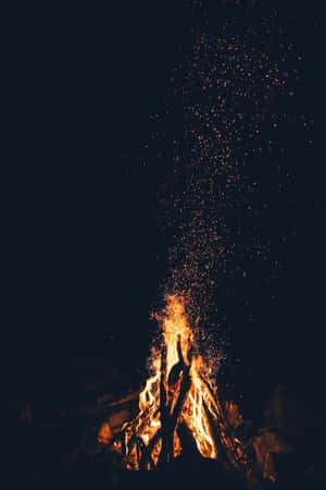 夜晚的營火，火花在黑暗中向上飛舞 — 火 壁紙