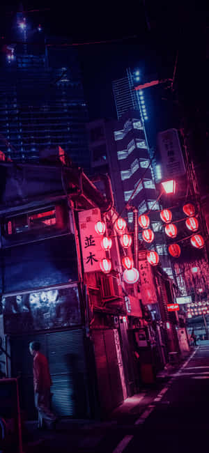 繁華城市中一條狹窄小巷，夜晚被紅色燈籠和霓虹招牌照亮。 — OnePlus Open 壁紙
