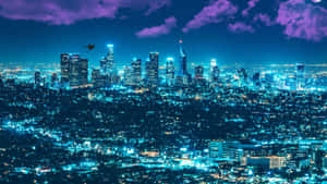 夜晚發光的藍色城市景觀，帶有紫色雲層和一隻飛翔的鳥。 — 夜景城市 壁紙