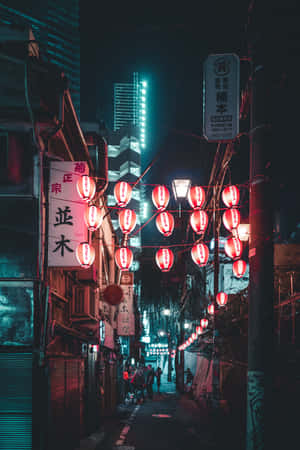 夜晚東京狹窄小巷，由紅色燈籠和霓虹燈照亮。 — Oppo Pad 壁紙