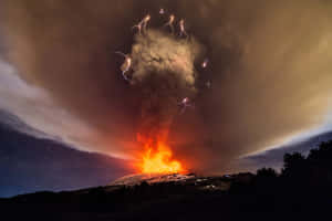 夜晚火山爆發，閃電和熾熱熔岩在星空下。 — 海灘日落 壁紙