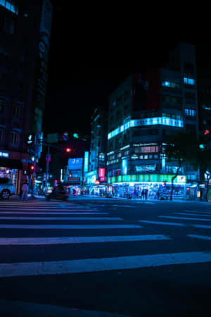 夜晚的城市街道，閃爍的霓虹招牌和濕漉漉的路面反射光線。 — 夜景城市 壁紙