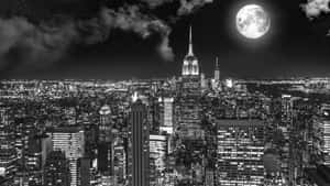 滿月下的夜晚黑白城市天際線。 — 城市景觀 壁紙