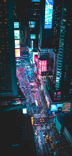 夜晚時代廣場，明亮的廣告牌、人群和黃色出租車 — 夜晚 GIF 壁紙