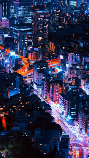 夜晚城市，發光的建築物和移動的交通燈。