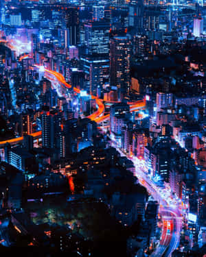 充滿活力的城市夜間鳥瞰圖，發光的道路和高樓大廈。