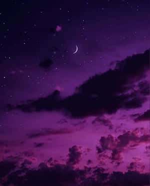 紫色暮色天空，有星星同新月喺烏雲後面。