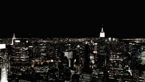 黑白夜景城市景觀，帝國大廈燈火通明。