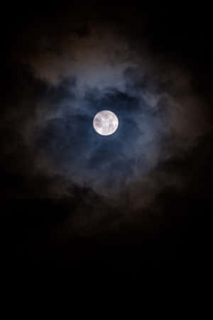 滿月在夜間穿過烏雲閃耀 — 月色夜空 壁紙