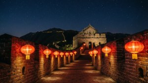長城在星空下被紅燈籠照亮。