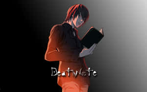 動漫角色手持一本書，下方有'Death Note'文字。 — 夜神月 壁紙