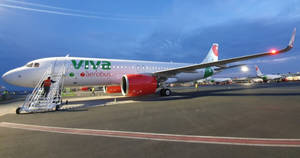 黃昏時停機坪上的Viva Aerobus飛機與地勤人員